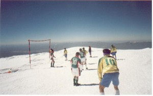 L’Internaute website: Football at 6542 m