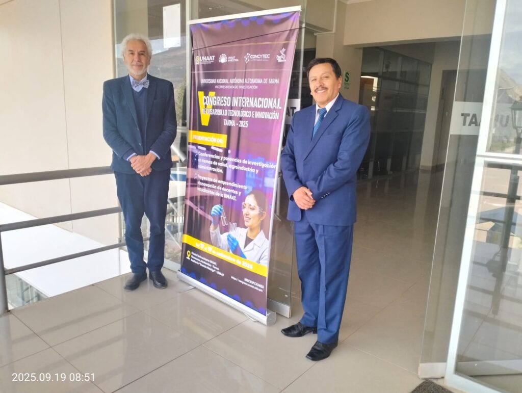 Prof. Dr. Gustavo Zubieta-Calleja con el Dr. David Salazar Presidente de Investigación de la Universidad Nacional Autónoma Altoandina de Tarma.